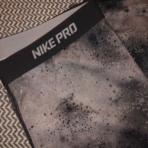 Printed Nike Pro Capri Leggings